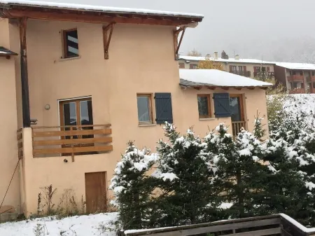 Completely renovated chalet ideal location Отели в г. Лез Англь