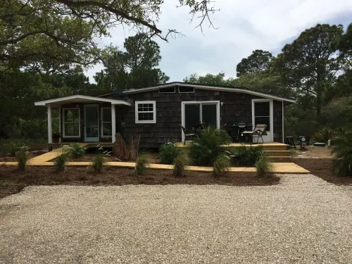 Charming coastal cottage, short walk to both beach and bay, pet friendly!
