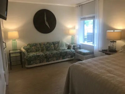Cozy sunrise suite at waters edge