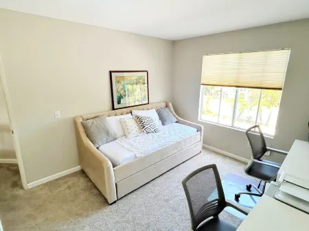 Spacious Poolside Oasis - Right Next to Beach and Legoland