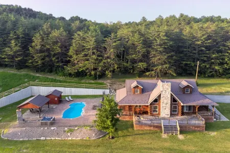 Secluded Cabin, Sleeps 20-Pickleball, Pool&Hot Tub