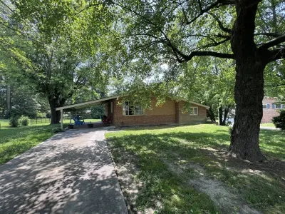 Mayberry’s Best! Peaceful, Bonus Room, Deck, Huge Yard, 5 min to downtown