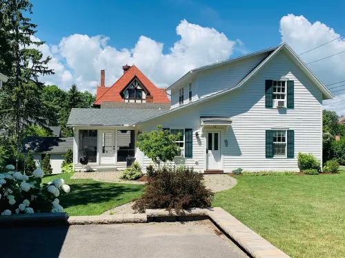 Luxurious Village Town House in the Heart of Aurora New York