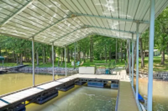 Very peaceful Home with Lake Barkley in your back yard! Private Dock Sleeps 8