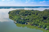 Very peaceful Home with Lake Barkley in your back yard! Private Dock Sleeps 8