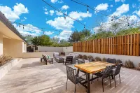 La Gruta - Modern Upscale Desert Manor with Gorgeous Pool