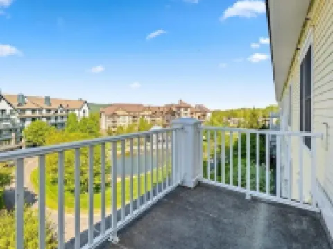Beautifully renovated 2 bedroom condo in Stratton VT - walk to Village/Lifts! Hotels in Stratton Mountain