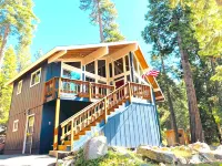 The Lazy Bear Lodge - 3 bedroom cabin w/lake views! - Kings Beach North Tahoe Art Center 주변 호텔