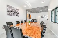 帶熱水浴缸和廚師級廚房的現代湖景精品度假屋