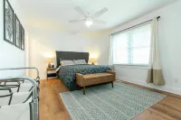 Beautiful Fox River Waterfront House Getaway Hotels in McHenry