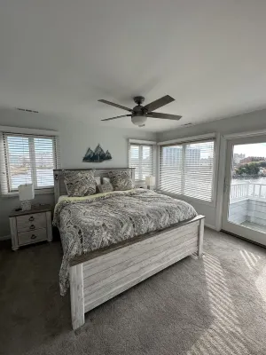 Waterfront Oasis on the Bay-Family Sized Home on the Water. 7 Min Walk to Beach!