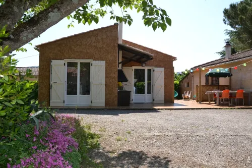 Gîte with Barbecue and Enclosed Terrace Close to Shops and Rivers