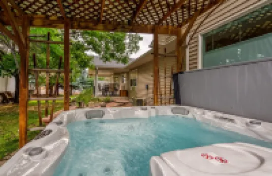 The Hidden Gem House- 3 Bedroom house with hot tub