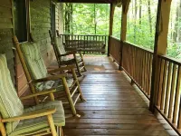 Cozy Cabin with Fireplace, 2 Bedrooms & 2 Queen Size Couch Beds! Hoteles en Condado de Avery