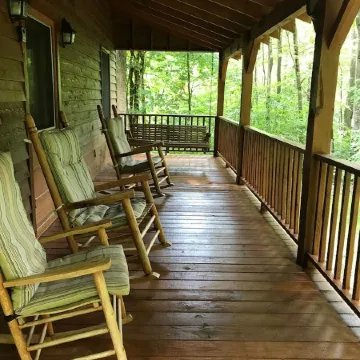 Cozy Cabin with Fireplace, 2 Bedrooms & 2 Queen Size Couch Beds!