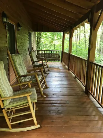 Cozy Cabin with Fireplace, 2 Bedrooms & 2 Queen Size Couch Beds!