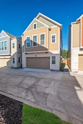 Chic 3-Bed Condo, 2-Car Garage close to Pearl & St. Mary's Strip in Tobin Hills!