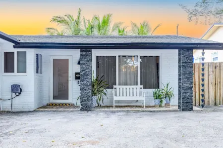 Casa Tropicana- Heated Pool, Game Room & Mins from Beach