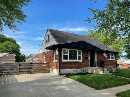 Charming 3-bedroom house with fenced yard in a quiet  neighborhood  Dog Friendly Отели в г. Кеттеринг