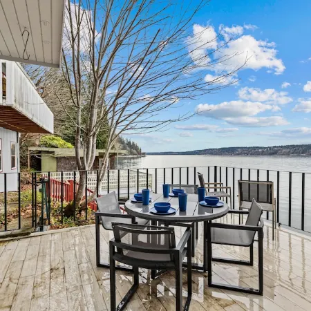 Vashon Modern Beachfront Getaway: Pet & Family-Friendly with Stunning Views!