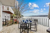 Zen & Modern beachfront home on Vashon- grill/pet/family/wifi/games/beach/seals