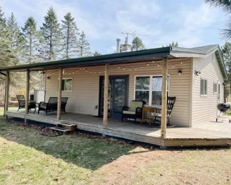 RiverFront Cottage>Private Pier>Firepit & Wildlife Hotels in Green Lake County