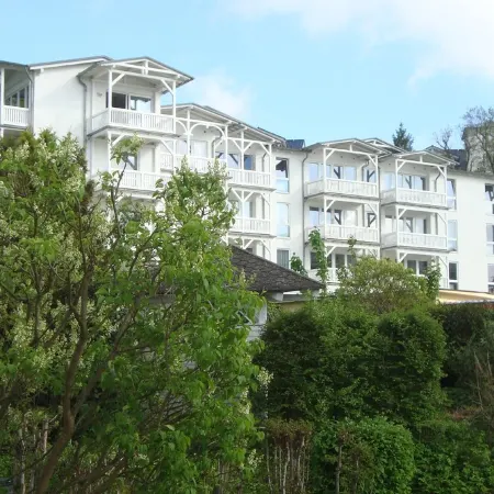 Close to the beach and with sea views, apartment in a quiet, central location
