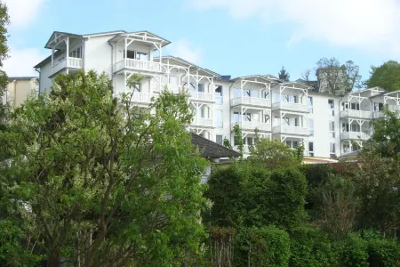 Close to the beach and with sea views, apartment in a quiet, central location