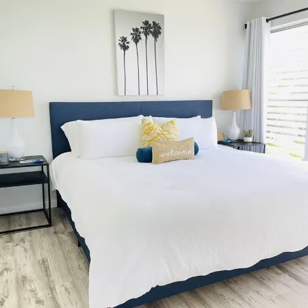 Oceanfront ground level recent remodel at Kona Isle