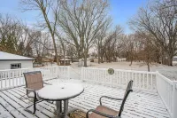 Comfy Homestay- Large Deck & Backyard - near St Paul Hotéis em Little Canada