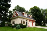 Pristine Two bedroom getaway near Lake Express Ferry & Lake Michigan Hackley Public Library's Local History and Genealogy Department - Torrent House附近的飯店