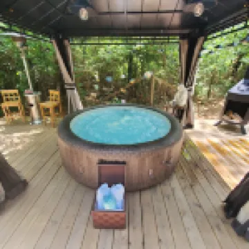 Tiny house (studio) and camper in campsite, accommodates 6 people total!