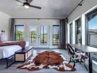 Xenia Creek Barndo l hot tub l pool l Valley Mills, Clifton, Waco, Gatesville Hotels in Bosque County