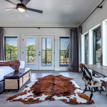 Xenia Creek Barndo l hot tub l pool l Valley Mills, Clifton, Waco, Gatesville