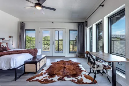 Xenia Creek Barndo l hot tub l pool l Valley Mills, Clifton, Waco, Gatesville