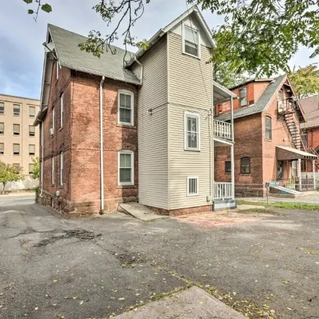 Location, is the key for this 3 bedroom! Отели рядом с достопримечательностью «Арена «XL-центр»»