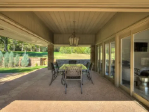 Resort living in Edmond with pool & tennis court!