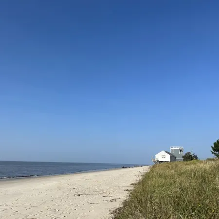Newly renovated cottage less than two blocks from the beach