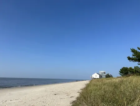 Newly renovated cottage less than two blocks from the beach