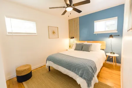 Modern Bliss: Chic Retreat w/ Stylish Amenities, Ideal for Vacation & Family Fun