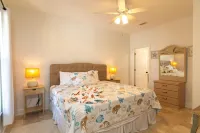 Pool, Hot Tub, Walk to beach 3 bedroom/ 3 bathroom Plenty of Space!