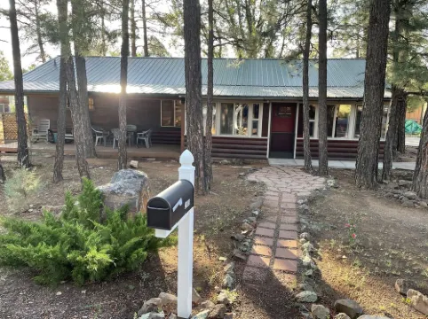 Cabin in the Heart of Lakeside - 10 Minutes to Hiking and Fishing