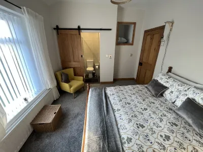 Railway Cottage Retreat:15min walk to Beach:Beautiful Coastline: Parking: Wifi Hotels in 