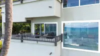 Banyan Tree 300: Gorgeous, New Unit 20 ft from Beach w/ Stunning Ocean Views/AC!
