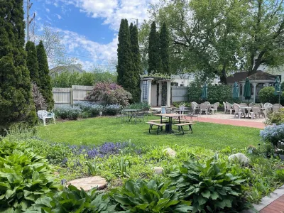 Cozy 1-bedroom apartment in charming downtown Delafield with WiFi, AC