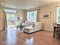 Comfort and quiet 7 bedroom home Hotels in Kenmore