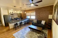 Main Street Retreats 101 Cozy, New Downtown Apt. 101