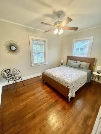 Cheerful cottage w/work space near hospitals Отели рядом с достопримечательностью «Ханс Молл»