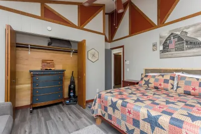 Book Now! 3 Kings, 1 Queen / Dog Friendly / 1 Mile to the Pool and Trails. Hotels in 