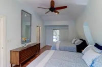 Stunning Charleston Garden & Private Koi Pond - บ้านพักหลังเล็ก